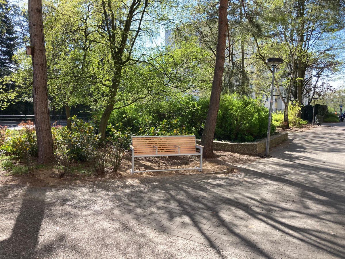 Die Gewobag hat den Bewohner/innen des #Seniorenwohnhaus|es Freudstr. 11 in #Spandau zwei nagelneue seniorengerechte Bänke spendiert! Eine davon steht direkt neben der Eingangstür des #Seniorentreff|s Freudstraße, die andere ein paar Schritte entfernt!