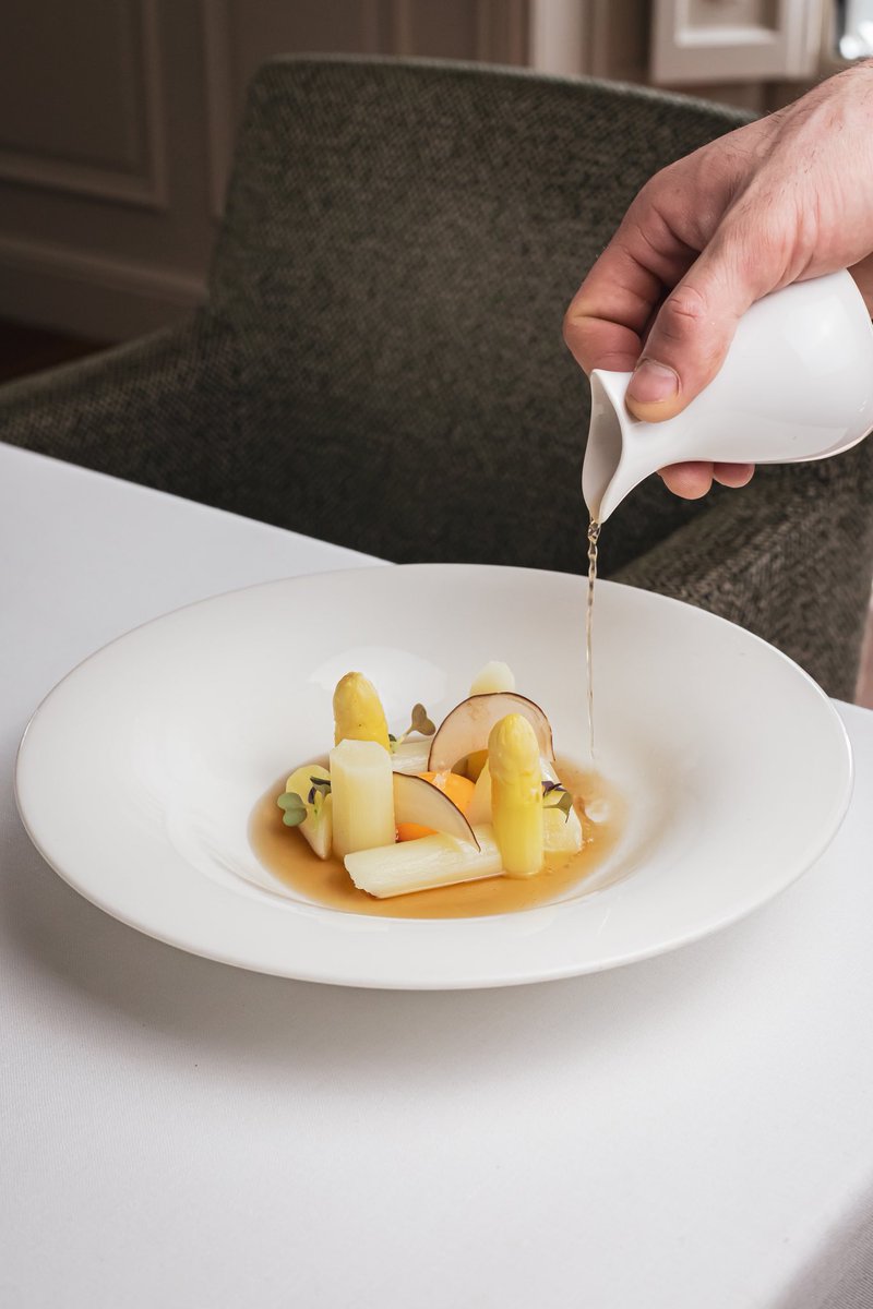 Reyno_Gourmet's tweet image. Restaurante Alma participa en la Il Ruta del #esparragodenavarra en Barcelona, Reyno Gourmet, con su plato 
Espárragos blancos con su yema y consomé de setas
Todo un referente en Barcelona
¡No podéis dejar de probarlos!
📍Mallorca, 271. Barcelona☎️932
164 490
#RutaReynoGourmet