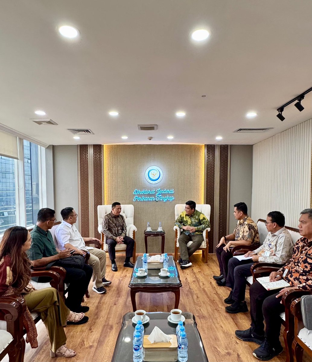 Hai #SahabatBahari, Plt. Dirjen Perikanan Tangkap Lotharia Latif menerima Audiensi Bupati Bintan, Prov. Kepulauan Riau, terkait usulan pembangunan Pelabuhan Batu Duyung Bintan, (02/05).

Pertemuan tersebut berlangsung di Ruang Kehormatan Dirjen Perikanan Tangkap dan turut