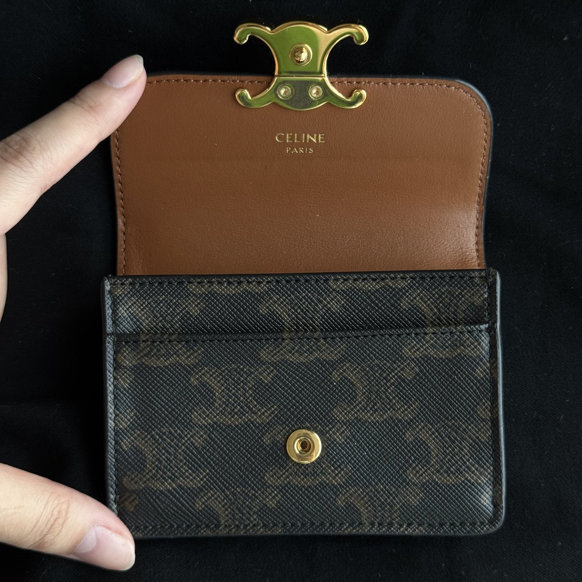 kitdecused's tweet photo. ส่งต่อ Celine card holder with flap Triomph แท้ authentic 💯
สภาพสวย ไม่ค่อยได้ใช้งาน
อปก: ตัวกระเป๋า+ถุงผ้า
🔖 7,500.- ส่งฟรี
(Shop 18,500)
#celinethailand #ส่งต่อแบรนด์เนม #ส่งต่อceline #แบรนด์เนมมือสอง #เปิดท้ายขายเซลีน #แบรนด์เนมราคาถูก #เซลีน #celineth #แบรนด์เนม https://t.co/TS7ETzQqHt