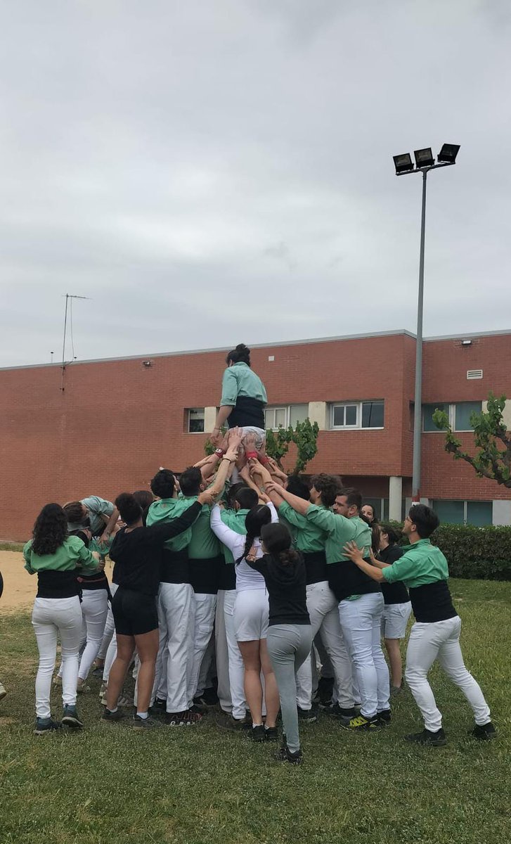 justiciacat's tweet photo. 🧩 Els castellers de Mollet han visitat el centre de justícia juvenil Els Til·lers. 

🎲 Dins del marc de la setmana cultural, les joves internes han fet un taller de castells i a continuació, han pogut veure una exhibició. https://t.co/rZr9PDRGuB
