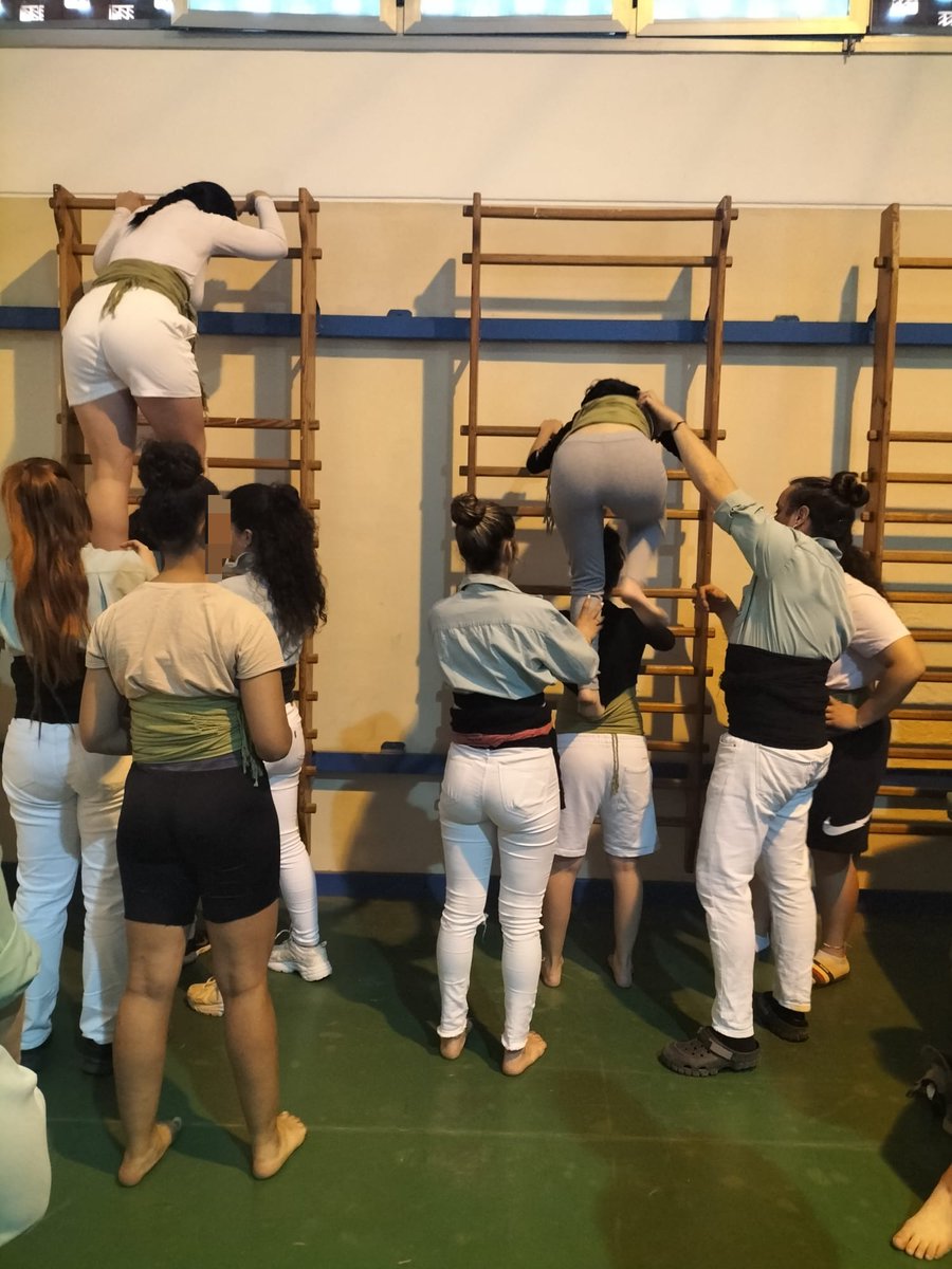 justiciacat's tweet photo. 🧩 Els castellers de Mollet han visitat el centre de justícia juvenil Els Til·lers. 

🎲 Dins del marc de la setmana cultural, les joves internes han fet un taller de castells i a continuació, han pogut veure una exhibició. https://t.co/rZr9PDRGuB