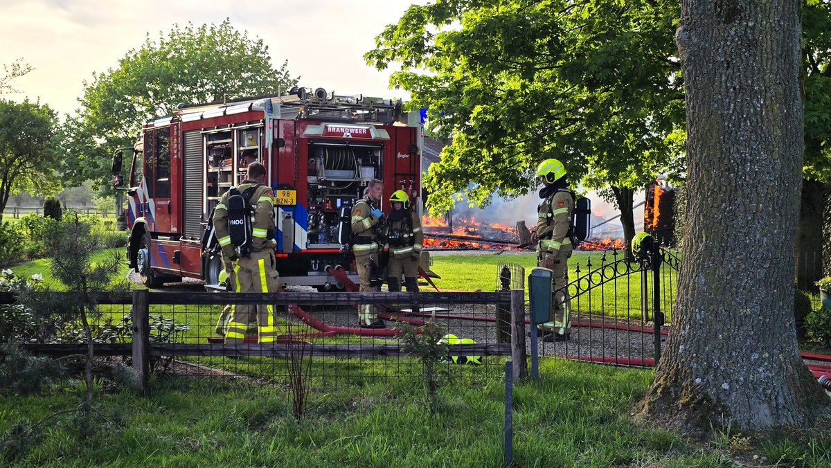 Grote brand verwoest schuren en caravans nabij Winterswijk