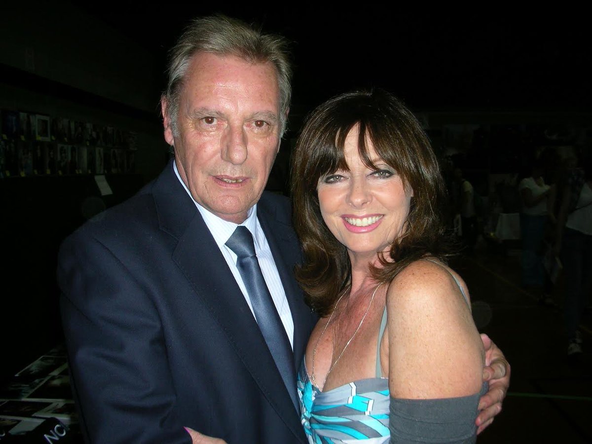 vickimichelle's tweet photo. Happy Heavenly birthday Paul Darrow. Fab actor, lovely man. Forever loved as Avon in Blake’s 7. Happy memory from a charity event. #PaulDarrow #Blakes7 @starwars @emmerdale #FridayThoughts https://t.co/hP8Hd3T7q3