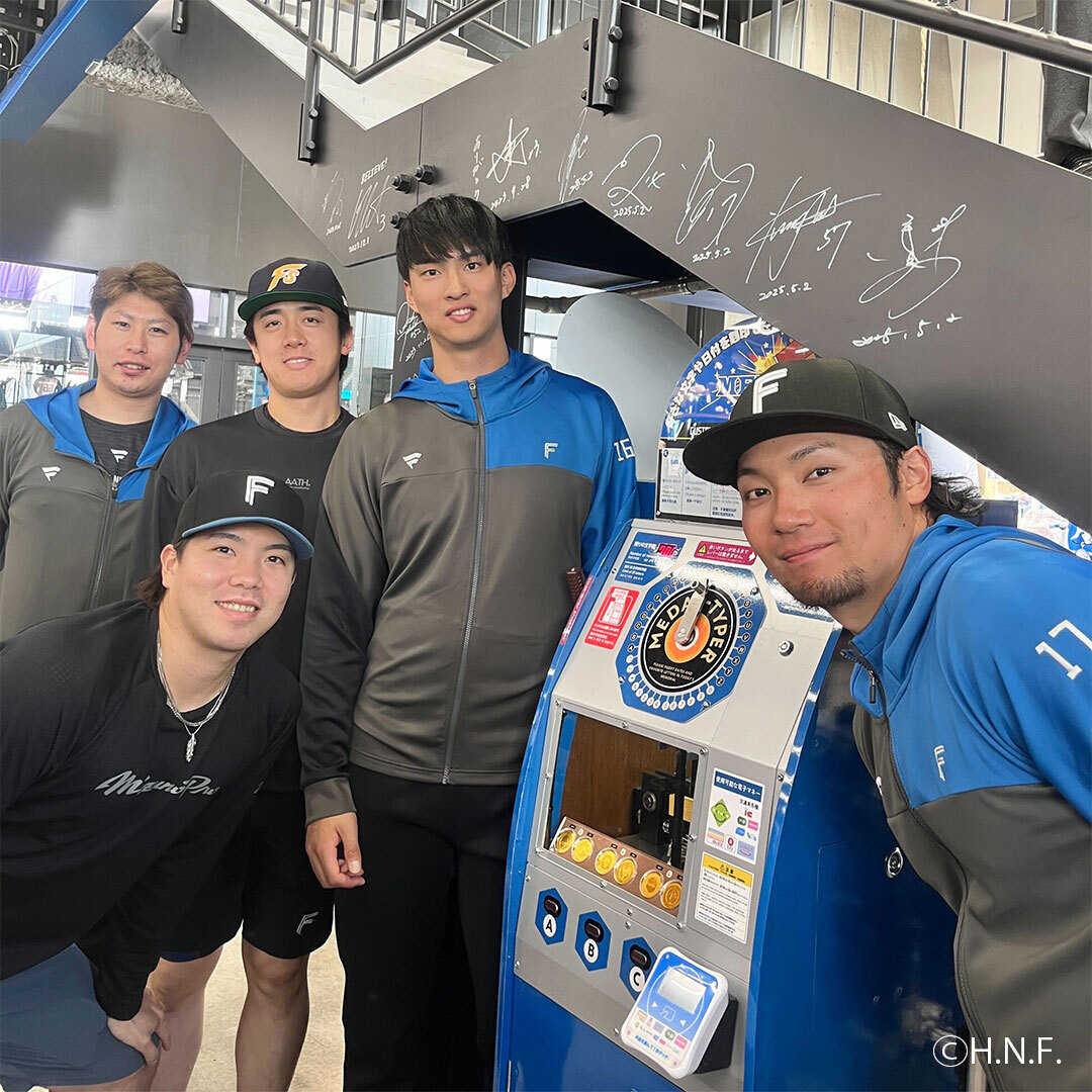 キャップ キーホルダー 16個セット 日本ハムファイターズ　サイン付 キャップ キーホルダー 16個セット 日本ハムファイターズ サイン