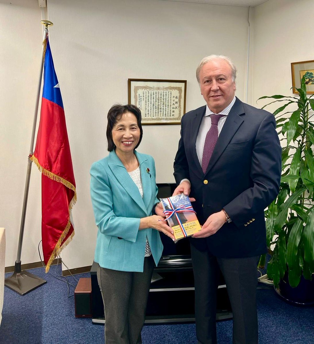 Chile en Japón / Chile in Japan (@embchilejapon) on Twitter photo Agradezco la visita de la Hon. Representante <a href="/matusimamidori/">松島みどり【東京14区(墨田区・江戸川区北部)】衆議院議員</a> , nueva Presidenta del capítulo japonés de la Liga de Amistad Parlamentaria 🇨🇱🇯🇵, con quien esperamos continuar la excelente relación parlamentaria, y afrontar los desafíos para este 2025, entre ellos #ExpoOsaka2025 Agradezco la visita de la Hon. Representante <a href="/matusimamidori/">松島みどり【東京14区(墨田区・江戸川区北部)】衆議院議員</a> , nueva Presidenta del capítulo japonés de la Liga de Amistad Parlamentaria 🇨🇱🇯🇵, con quien esperamos continuar la excelente relación parlamentaria, y afrontar los desafíos para este 2025, entre ellos #ExpoOsaka2025