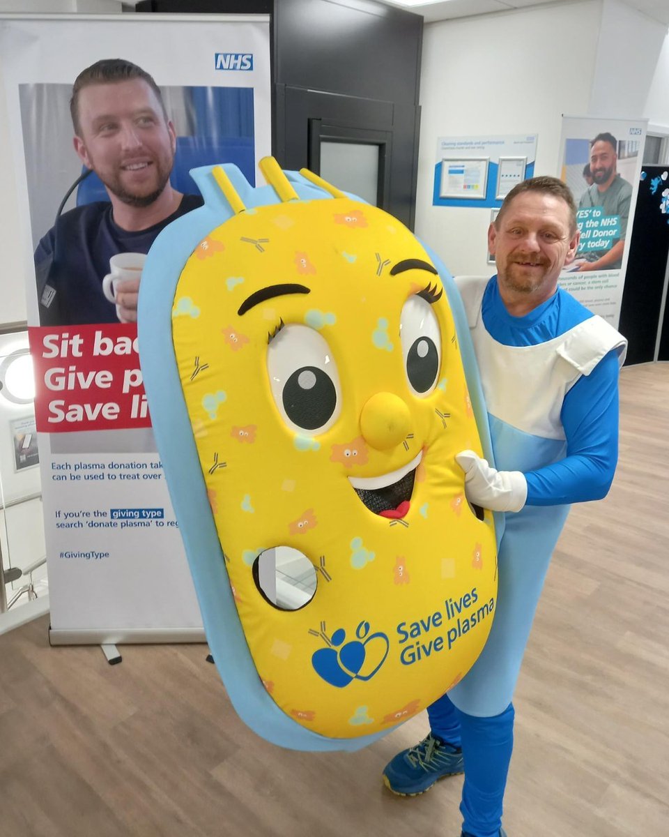 📣 BREAKING NEWS: Man dressed as giant plasma bag spotted running wild in the Birmingham streets!

Don't panic - it's just our amazing donor Lenny.

He’s taking part in this weekend’s #GreatBirminghamRun dressed as Pip, our plasma mascot, to inspire new donors. 👏