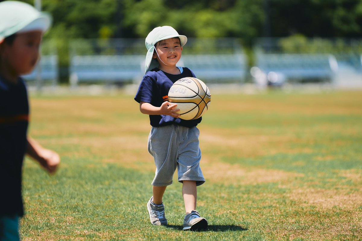 MyFirstBall's tweet photo. My First Ballは、技術を教える“スポーツ教室”ではありません🙅‍♂️

子どもたちが自由に走って、投げて、転がって。アスリートたちは「教える」のではなく、
一緒に“あそび”を楽しむ🏃‍♀️🏉

「できた！」「やってみたい！」を大切に育む場所🌱それが、MFBです😊 https://t.co/DKvbR58GPz