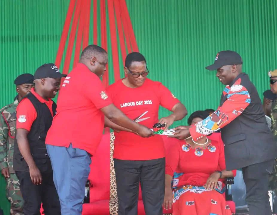 ilolusaka's tweet photo. Delivering results! President Dr. Lazurus Chakwera at the Labour Day commemoration in #Malawi launched National Code of Conduct on Violence & Harassment in the World of Work with technical support from #MCTU & @ILO. @ilolusaka Director Mr. Wellington Chibebe witnessed the event. https://t.co/MbeYE2cY1x