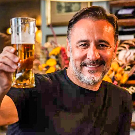 eurofootcom's tweet image. 🇵🇹🍺 Wolves manager Vitor Pereira has been seen having beer with fans after matches this season... 

"In Wolverhampton, where do you want me to go? I must go to a pub, because this is the culture and where people go." 

"When I go to a pub it's not about the beer. Of course I…