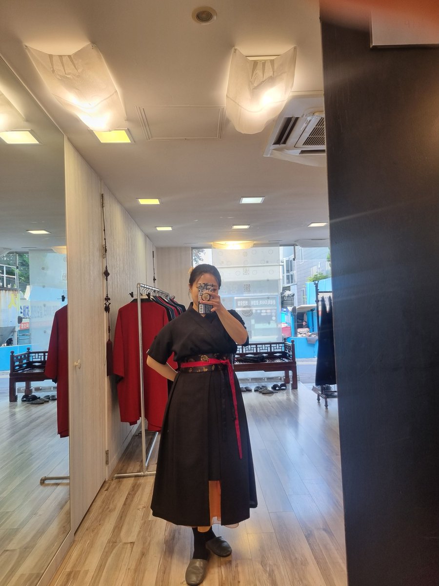 천의무봉 쇼룸 다녀왔어요.🥹👍장나래(-10센티), 단나래, 웃치마까지... 어케 다 이렇게 이쁠수 있지... 오늘 입고간 착장에 딱 어울려서 너무너무 만족함. 저는 장나래 짧은버전을 픽했지만 오리지날도 화려하고 웅장해서 넘넘 좋았어요 치열하게 고민했다😭🖤👍👍👍👍