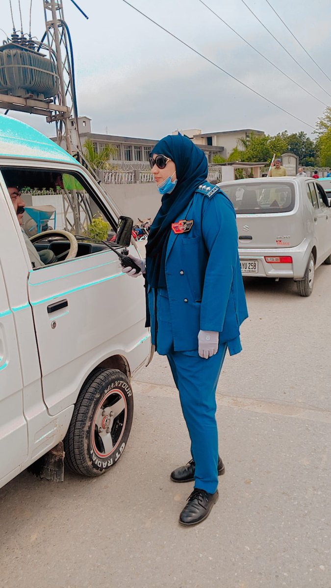 ctprwp's tweet photo. اسکول چھٹی کے وقت ٹریفک کی روانی کو یقینی بنانے اور سول لائنز سرکل میں خلاف ورزیوں کے خلاف کارروائی
#CTPRwp #CivilLinesCircle #SchoolTrafficManagement #TrafficViolations #HelmetCheck #LicenseVerification #CTOVision https://t.co/PAKvBtyGh2