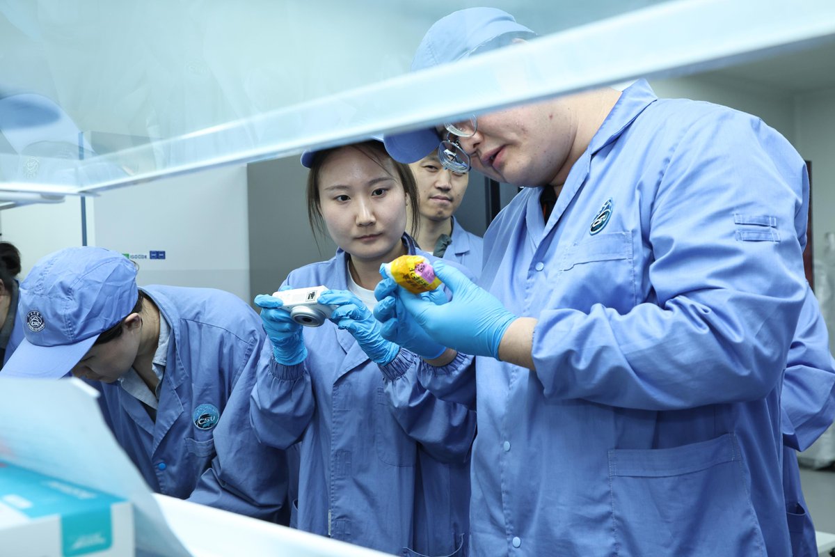 XHscitech's tweet photo. Latest samples from 25 scientific experiments conducted aboard China's Tiangong space station, totaling approximately 37.25 kg, were brought back to Earth on Wednesday. This marks the 8th batch of experimental materials from the orbiting laboratory https://t.co/JJIRRkGlJq https://t.co/N3MdieOanJ