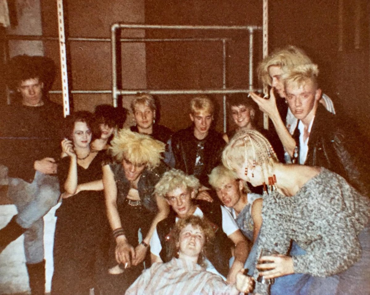 Yet another great vintage pic. The Cauldron (squat party) Duke Street, Norwich, 1983. Lots of familiar faces there ~ 
punkintheeast.co.uk/the-cauldron-s… #Norwich