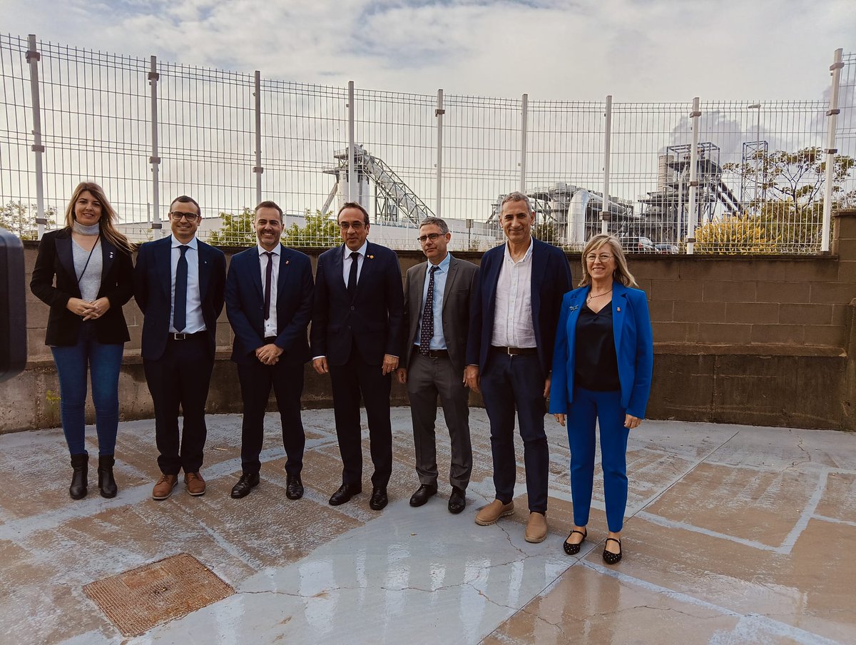 Avui visita institucional a #Tortosa del MH <a href="/joseprull/">Josep Rull i Andreu</a> president del <a href="/parlamentcat/">Parlament de Catalunya</a> amb signatura de Llibre d'honor de la Ciutat i visita a Kronospan al polígon Catalunya Sud. Un honor rebre la segona autoritat del país.