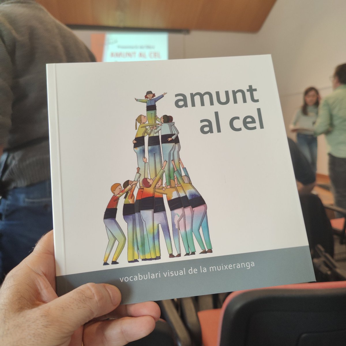 📚 Presentació «Amunt al cel», el vocabulari visual de la muixeranga.

🗓️ Diumenge 4 de maig

⌚️ 11.15 h

📍Espai Caixa Popular de la Fira del Llibre de València

🗣️Presenta Immaculada Cerdà, secretària de l'AVL

Actuació de la Jove Muixeranga de València