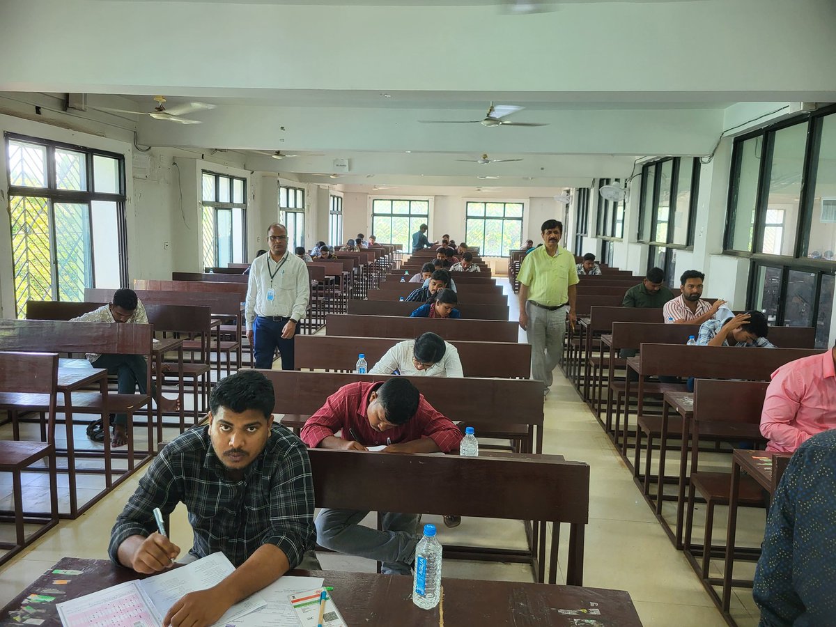 abhayips86's tweet photo. Today  we  interacted with candidates who  came to #OSSC for Certificate Verification for CTS 2023.We  benefited from the feedback n interaction.

Today Jr Lab Technician (ESI) Main exam conducted at 2 centres in Bhubaneswar. 

Best wishes . https://t.co/bdVIqF4o6v