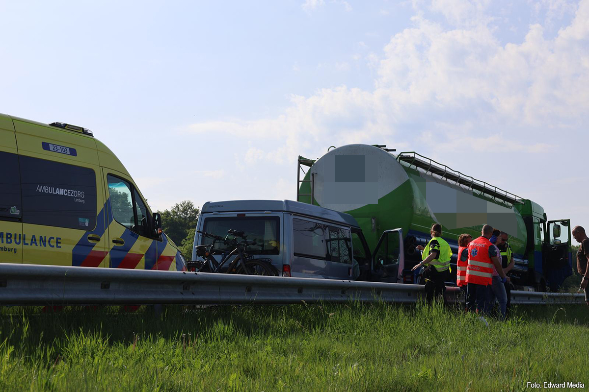 Personenbusje botst achterop vrachtwagen op A73