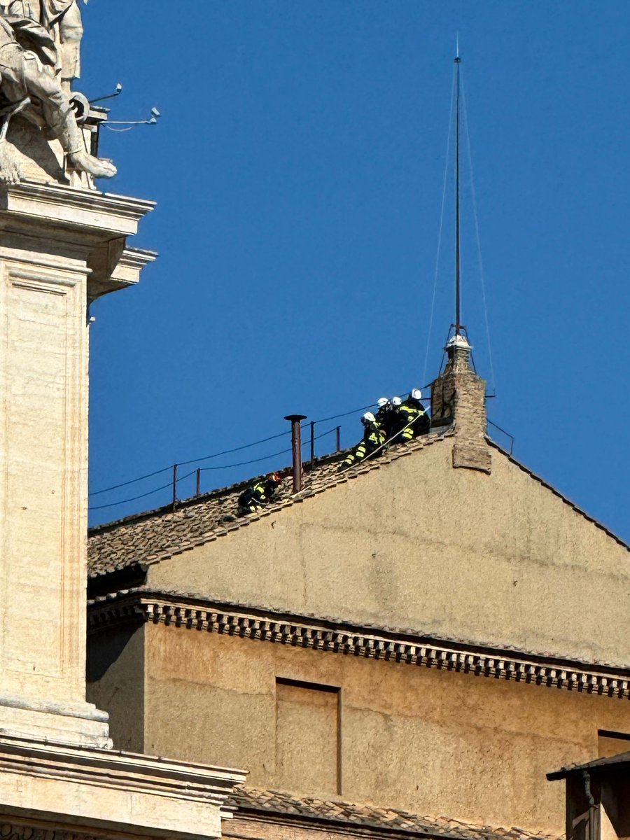 Il comignolo è montato. #fumata #conclave #HabemusPapam