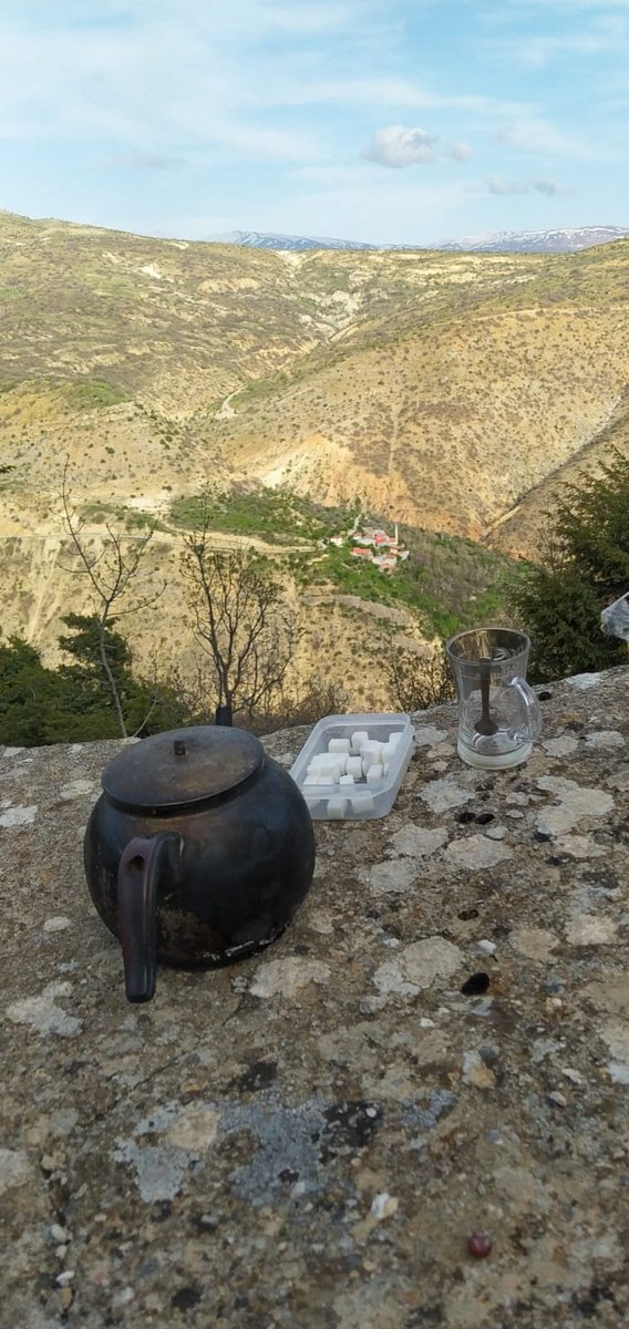 Merhaba öyle sakin bir başına zamanın durduğu bir yerde Özlem ile bekler eski coşkulu günlerini gelsin diye. Bekler bu toprakların sahiplerini. Erzincan Kemaliye köylerinden bir görsel ile tüm dostlara selamlar güzel günlerin çoğalması dileğiyle. 🌾🌻🌳🌼🍀