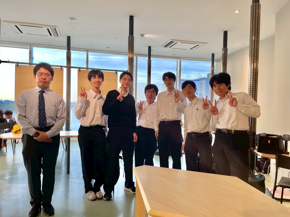 c1race's tweet photo. C1 East 2025 Chiba Result
※集計ミスの為、訂正版で再投稿

やはり人間は速かった。そして#1 YOKOMOは別格の強さ！

優勝 #1 YOKOMO・・・Propo-FPV
2位 #100 OKOME・・・Cockpit-FPV
3位 #804 SDK Racing・・・Cockpit-FPV
4位 #10 すしみーず・・・Cockpit-FPV
5位 #82 豊西 AI Racing・・・AI
6位 #81 豊西レーサーズ・・・AI 
以上6チームが、C1 Japan 2025 EXPOへの出場��を獲得しました。 

次は大阪でC1 West 2025 EXPOです！今回惜しくも7位以下になってしまったチームも、再挑戦、待っています！  

YouTubeLiveのアーカイブは以下でご覧いただけます。 
https://t.co/hTO4FLM6AF

(2枚目の写真は、帰りの新幹線の関係で、表彰式に出席できなかった、#81、#82、#86 の皆さん。3枚目はKC KINETICAのモーションシミュレータ。)