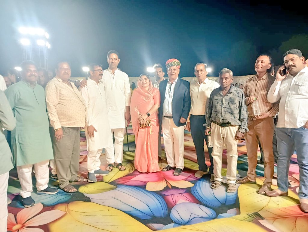 महेश्वर तहसील के ग्राम पाडल्या खुर्द में गुरुवार को श्री महेंद्र सिंह सोलंकी जी के भांजों के विवाह समारोह सम्मिलित होकर नवदंपत्तियों को शुभाशीर्वाद एवं परिवारजनों को बधाई व शुभकामनाएं प्रेषित की ।
#महेश्वर