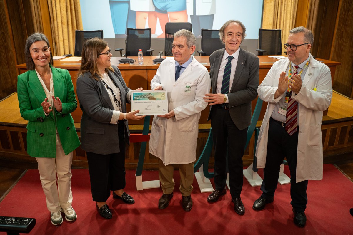 🔝 Enhorabuena a #Endocrinología y #Nutrición y a todos los servicios implicados en el abordaje de la obesidad.
Somos el primer🏥del país en acreditar una atención humanizada a estos pacientes.
huvn.es/noticias/el-ho…