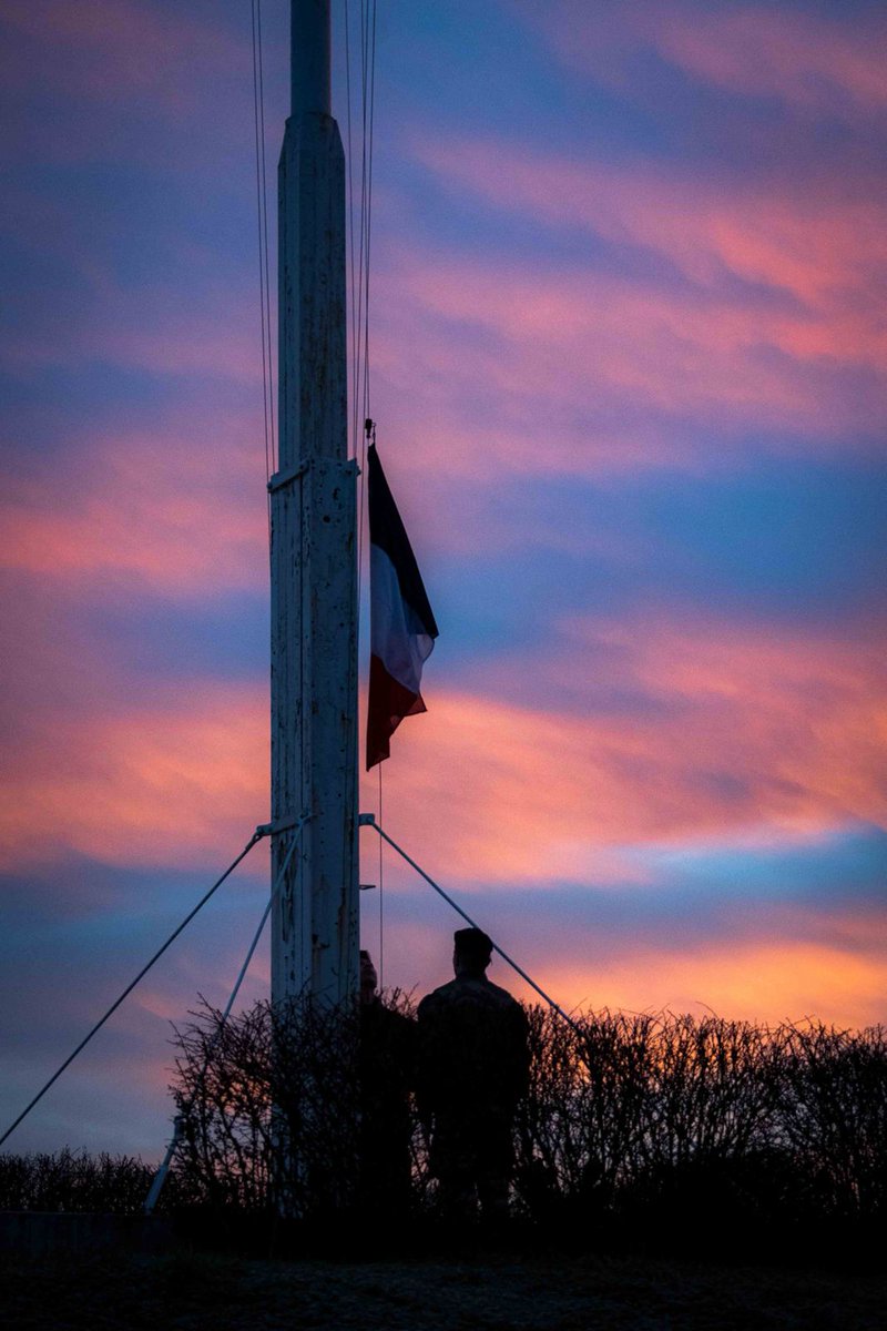Moment solennel, symbole de notre engagement, de nos valeurs et de notre appartenance à la Nation, la cérémonie des couleurs est ancrée dans la tradition.

#ceremonie #couleurs #TradiMili #tradition
