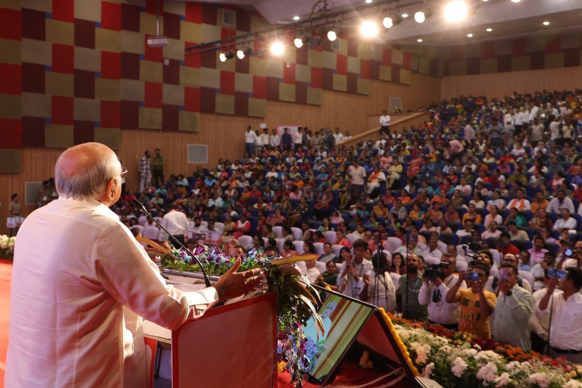 BJP4Gujarat's tweet photo. માનનીય મુખ્યમંત્રી શ્રી @Bhupendrapbjp ના શુભહસ્તે વડોદરા મહાનગરપાલિકાના ₹1,156 કરોડના વિવિધ વિકાસકામોનું લોકાર્પણ અને ખાતમુહૂર્ત સંપન્ન થયું.

આ તકે મુખ્યમંત્રીશ્રીએ જણાવ્યું હતું કે આ કામો શહેરના સર્વાંગીણ વિકાસને વેગ આપવાની સાથે શહેરીજનોના 'ઇઝ ઓફ લિવિંગ'માં અભિવૃદ્ધિ કરશે અને શહેરના વિકાસની વણથંભી યાત્રાને વધુ વેગવંતી બનાવશે. 

આ અવસરે વિધાનસભાના મુખ્ય દંડક શ્રી બાળકૃષ્ણભાઈ શુક્લ, મેયર શ્રીમતી પિંકીબેન સોની, મહાનગર પ્રમુખ શ્રી ડૉ. જયપ્રકાશભાઈ સોની સહિત મહાનગરના હોદ્દેદારો, ધારાસભ્યશ્રીઓ અને મોટી સંખ્યામાં નગરજનો ઉપસ્થિત રહ્યાં.