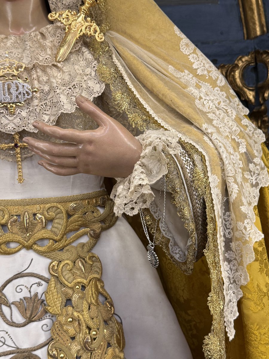 MAYORDOMÍA | 

María Santísima de los Dolores se presenta ataviada para el Tiempo de Pascua. 

Del brazo de la Santísima Virgen cuelga una medalla de nuestra queridísima Hermandad de Emigrantes, con motivo de sus cultos que se estan celebrando en la Santa Iglesia Catedral