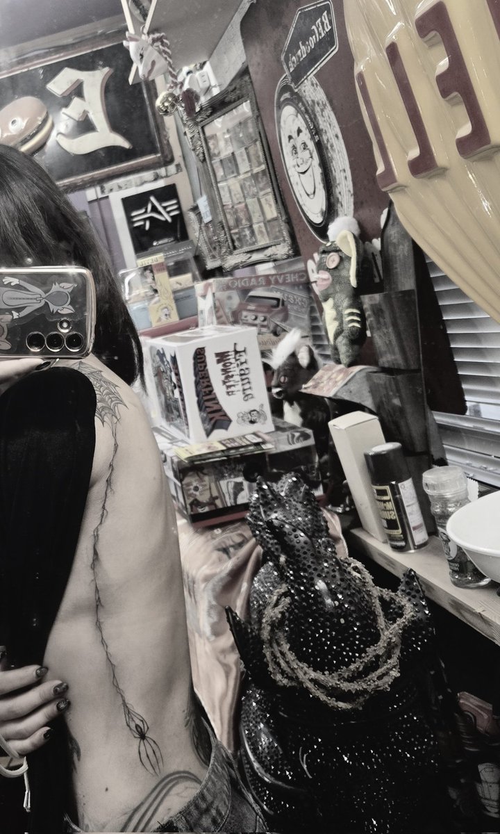 culorabi's tweet photo. 腕の位置によって揺れる蜘蛛の糸できた
馴染むの楽しみ

脇腹と脇んとこって痛いね

#タトゥー　#TATTOO
#クモの巣　#蜘蛛の糸　#蜘蛛
#タトゥー好き　#タトゥー好きな人 https://t.co/4gXtSVY3le