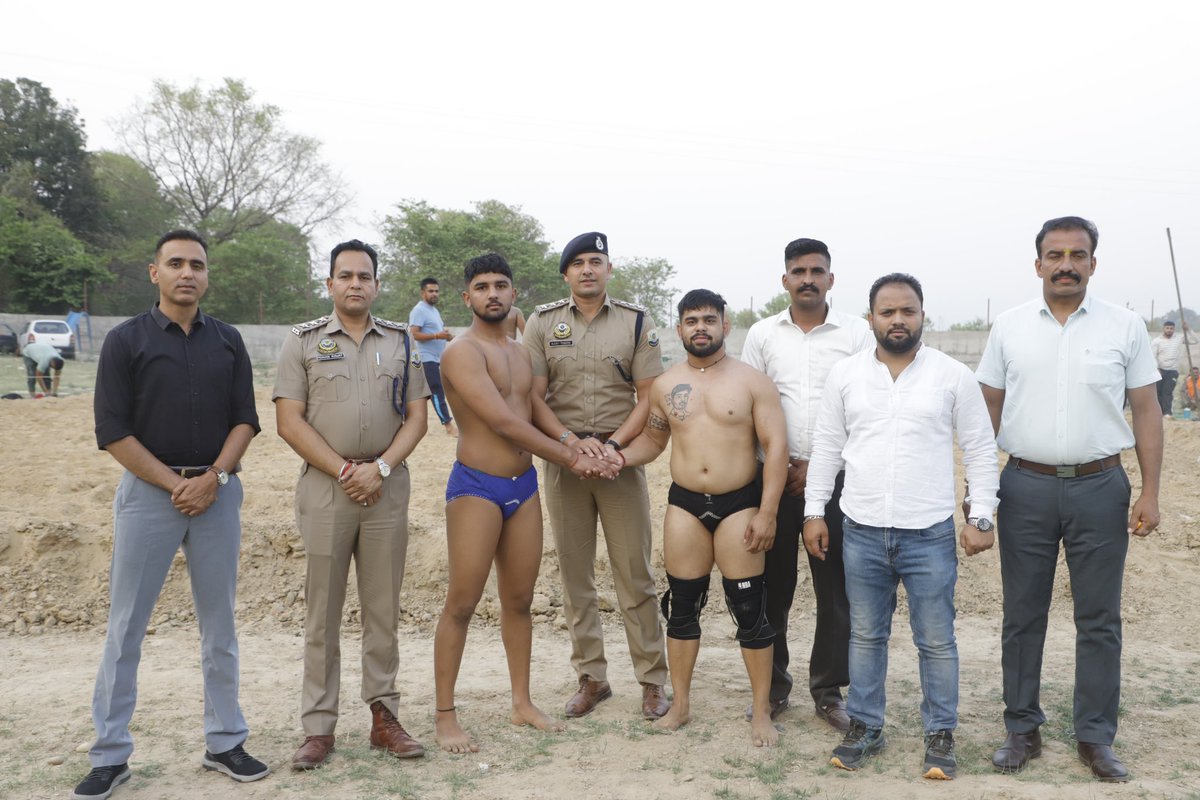 " काबू में रखो जरा अपने खून को '

तुम्हारा जितना रगो में नहीं उतना हमारा आंखों में उतर आता है..!
