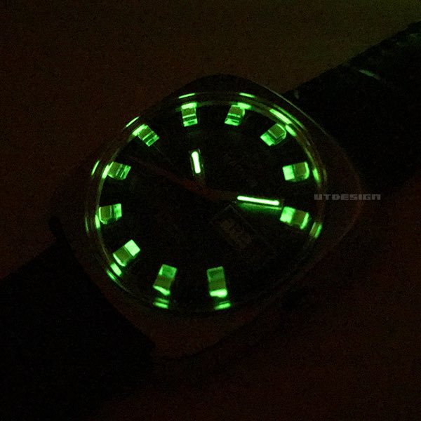 utdesign's tweet image. 私のサイト #utdesign でご紹介してきた腕時計をページの古い順から掲載していくシリーズ その51。極めてデカい透明プラスチック製インデックスバー外側の縦壁に夜光塗料を塗る事でプリズム効果で正面から見たインデックスバーが光って見えるというすごい技を持つMARVINの時計
utdesign.net/marvin/