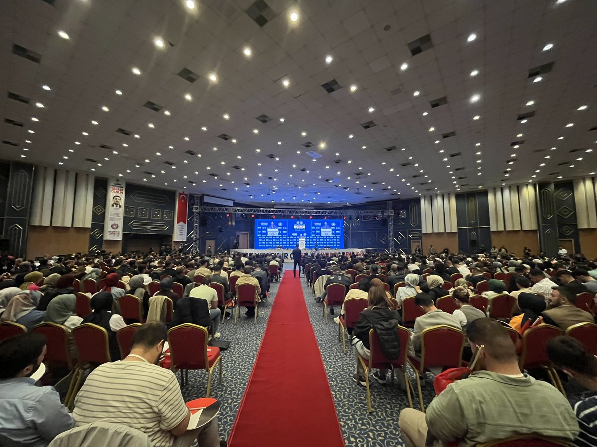 gencmemursen's tweet photo. AK Parti Grup Başkan Vekili Sn. Abdülhamit Gül, Genç Memur-Sen Türkiye Buluşması’nda adalet eksenli bir gençlik inşasına dair hitaplarını gerçekleştiriyor. https://t.co/ooYrH05tbv