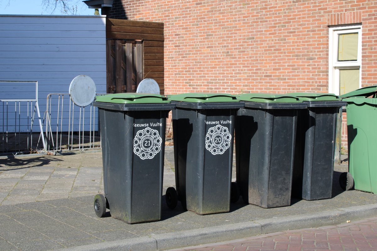 Aanstaande maandag is het Bevrijdingsdag. Het gemeentehuis is dan gesloten.

Op Bevrijdingsdag haalt de ZRD geen afval op.
In plaats daarvan komt de Zeeuwse Reinigingsdienst op zaterdag 10 mei 2025 de containers legen.