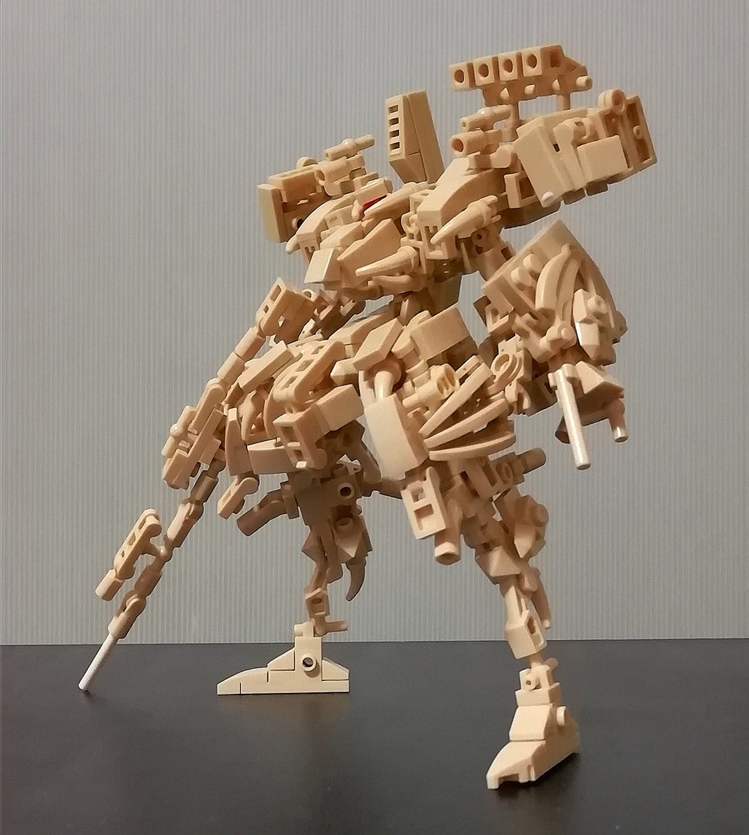 100円ショップに売ってるおもちゃ『恐竜の化石』を組み替えてアーティファクト風のロボにしてみました。ガンダムと言うよりACぽい感じに。唯一の赤クリアはバイザーに配置しました。
#アーマードコア
#ガンダムアーティファクト