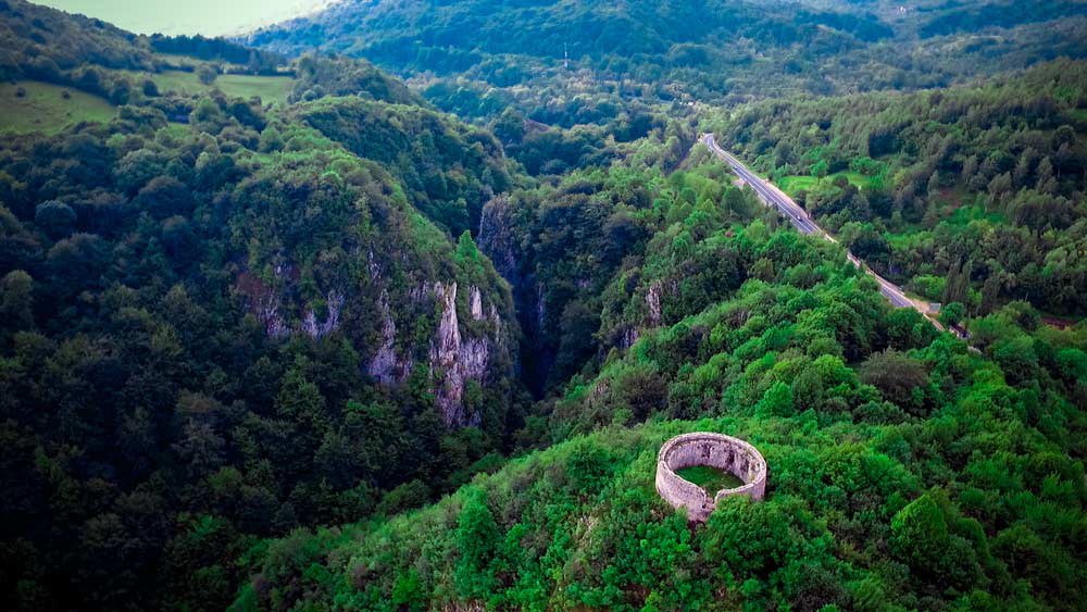 B2BStrategy2's tweet photo. Descoperă #Bănița, Turnul de la Crivadia 👉 https://t.co/3tDjvt5BvY 👈 #PeșteraBolii, #CheileBăniței și ale Crivadiei & Bastionul lui #Burebista 👉 https://t.co/ZiJQo9vt4Q 👈 Generalul ⚔️ #Hunedoara #GetoDaci #ValeaJIULUI https://t.co/OAae7T76JF