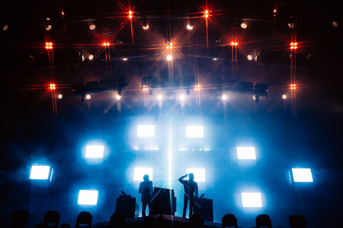 The #Justice Tour returns with EclPanel TWCXL by #PROLIGHTS!
Lighting designer Vincent Lerisson created a mirrored wall of powerful projectors — the fixtures were supplied by @esl_france!

🔗 Read the full article here: prolights.it/news/633/