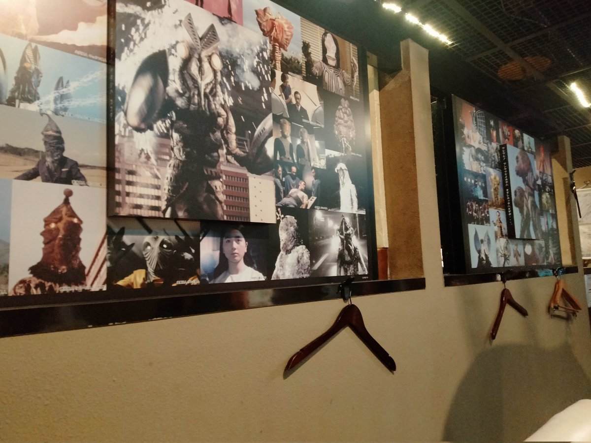 Transfer_garaxy's tweet image. 川崎にある怪獣酒場が4/30に閉業するそうで予約が取れたので 行ってきました。閉業の理由は店長 曰く ウルトラマンによるガサ入れがあるからとのこと。今後は新橋1 店舗 だそうです。
#怪獣酒場
#ウルトラマン
#円谷プロ