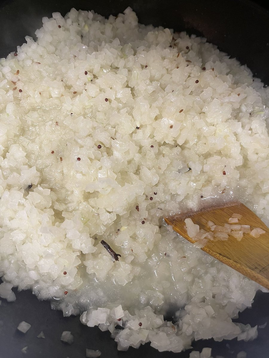 玉ねぎは一度冷凍してから炒めるのが時短＋旨味爆発でより美味しいカレーになっていきます！！

玉ねぎ炒めるの楽しいー！