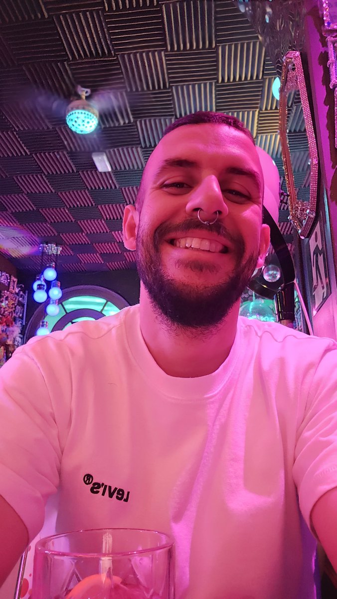 Δεν είμαι απόλυτος. Είμαι άνθρωπος που κουβαλά μια διαδρομή που δεν φαίνεται. Όπως ολα τα ΛΟΑΤ ατομα.

Μου το εχουν πει άπειρες φορές:
«Μην είσαι τόσο απόλυτος.»
«Μη ξεκόβεις ανθρώπους που απλώς έχουν μεγαλώσει με άλλα μυαλά.»

Δεν ξέρουν πόσα χρόνια πέρασα προσπαθώντας να μη με