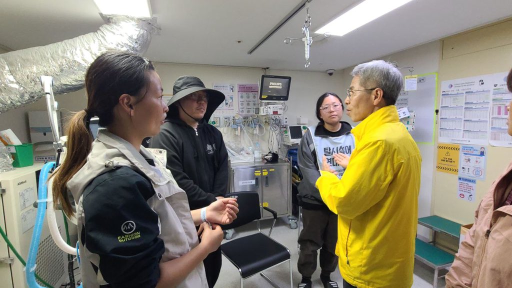 정의당 권영국 대표가 국립중앙의료원으로 이동한  세명의 종탑 고공농성을 펼친 이학인,민푸름,박초현 활동가를 방문했습니다.