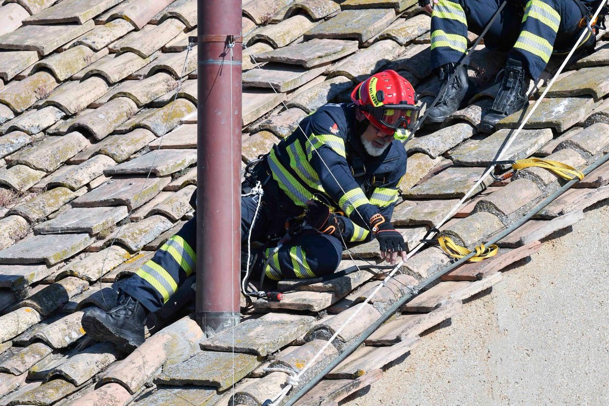 Les pompiers du Vatican ont mis en place la cheminée qui annoncera l'élection du nouveau Pape.

Les cardinaux se réuniront dans la chapelle Sixtine le 7 mai pour entamer le conclave qui désignera le futur Souverain pontife.

➡️ vaticannews.va/fr.html