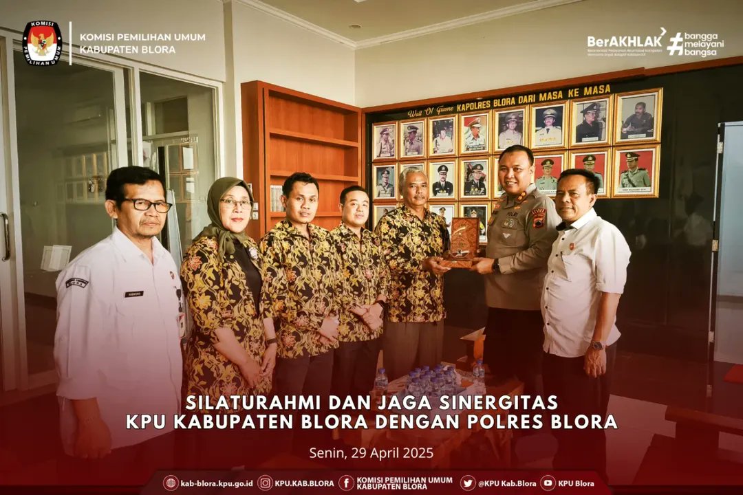#TemanPemilih KPU Kabupaten Blora melaksanakan Silaturahmi dan Jaga Sinergitas dengan Polres Blora pada hari Senin, 28 April 2025.

Pada kesempatan tersebut KPU Blora sekaligus menyerahkan plakat apresiasi atas partisipasi dalam mensukseskan Pemilihan Tahun 2024.

#KPUMelayani
