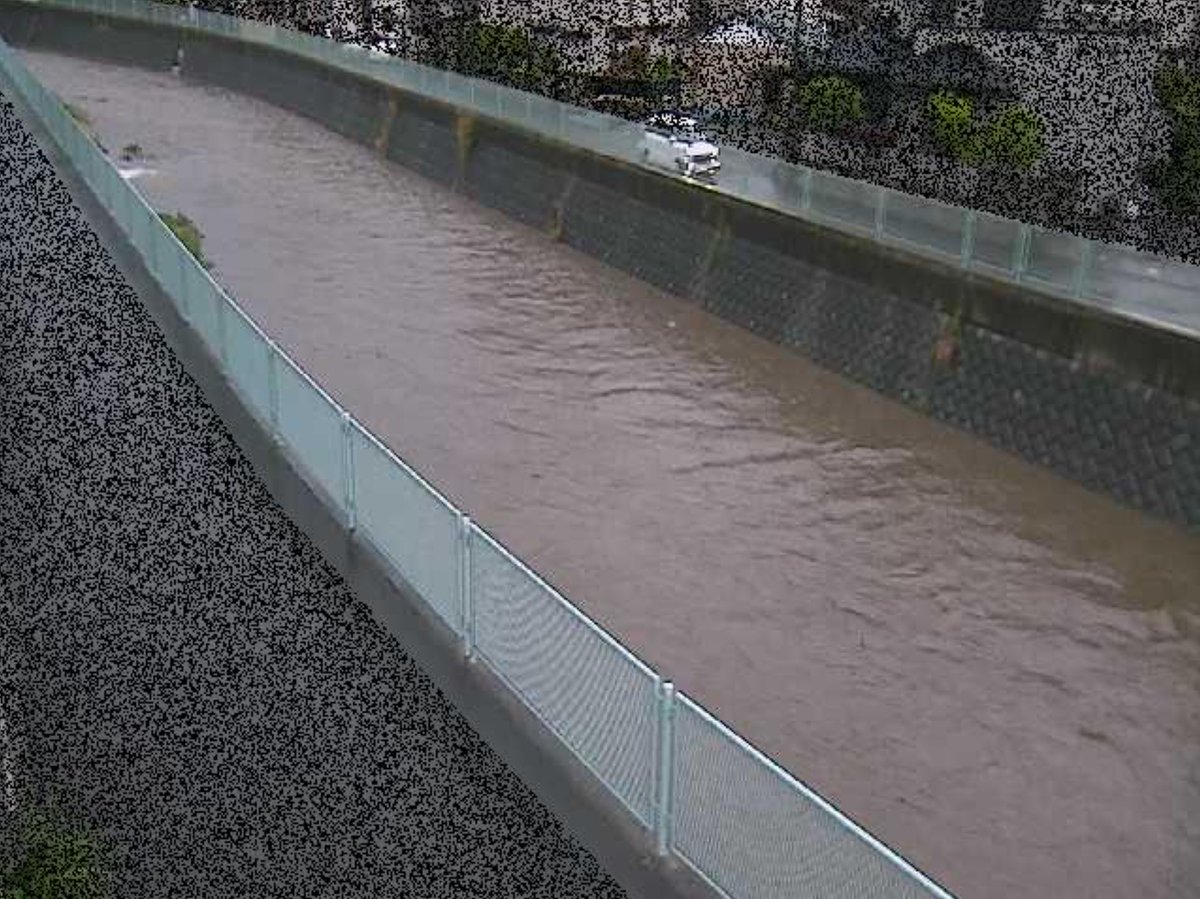 livecam_db's tweet photo. 神奈川県小田原市国府津の「森戸川(もりとかわ)」です。
画像1枚目は現在、2枚目は平常時の様子。【氾濫危険水位】
森戸川富士見橋ライブカメラ(神奈川県小田原市国府津)
https://t.co/rrvNnjxaMQ

#森戸川 #氾濫危険水位 #ライブカメラ https://t.co/lFA6n6ndHo