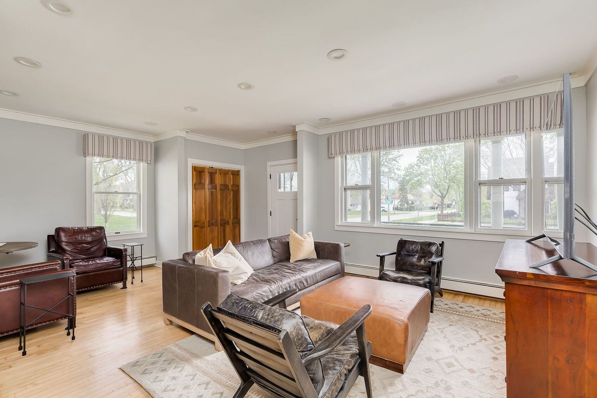 220 N Myrtle Avenue, Elmhurst, IL, 60126
4 bed | 2 bath 2128 Sq. Ft.
Active | $775,000
bit.ly/4iTfEsE
220 N Myrtle Avenue is where charm and convenience meet. Stylish updates and an bright open floor plan filled with natural light provides all the modern conveniences...