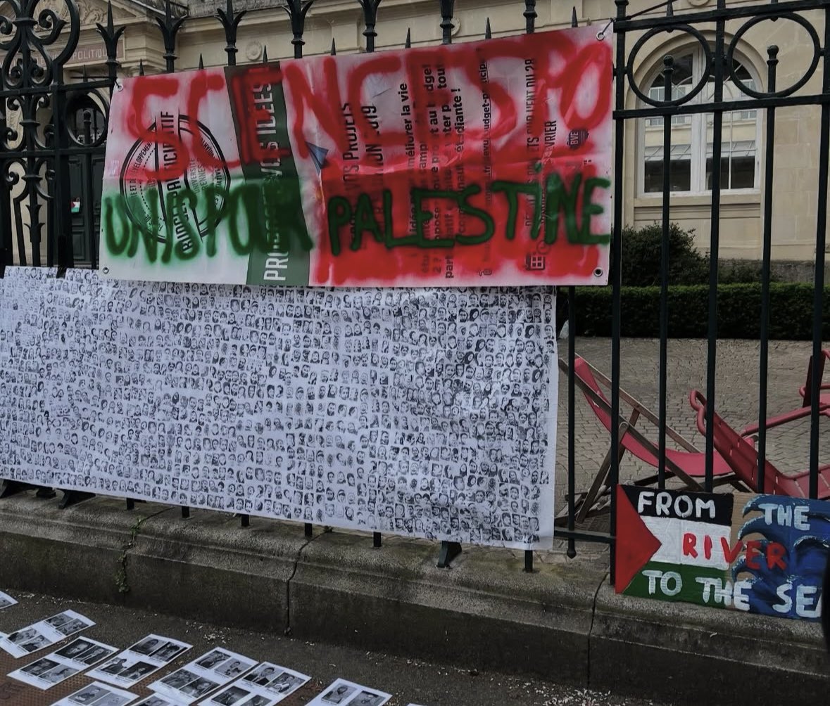 Sciences Po Rennes pris en otage par une vingtaine de nervis.

Une fois de plus, nos lieux d’étude, et particulièrement Sciences Po, sont occupés par l’extrême gauche.

Au nom d’une prétendue mobilisation pour la paix, c’est surtout l’occasion de bloquer et de dégrader.
