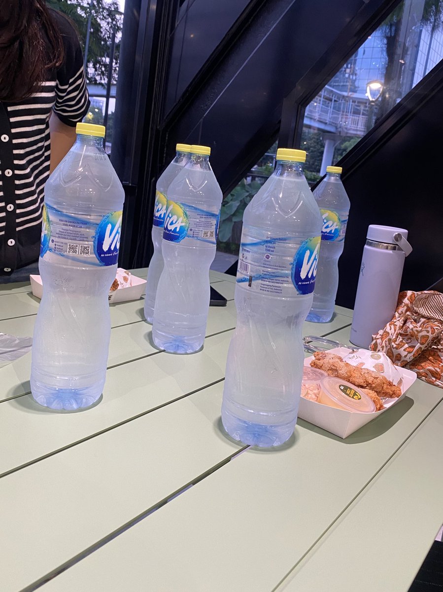 skinamazed's tweet photo. ISTG little olie ini deserves more exposure deh SUMPAH WORTH IT PUOLLL‼️

in this economy... 29k dapet olive rice + 2 chicken strips (ukurannya gede2) + signature sauce + colesaw + air mineral 1,5 liter... 😭✋🏻 https://t.co/TAgZ7jFDJY