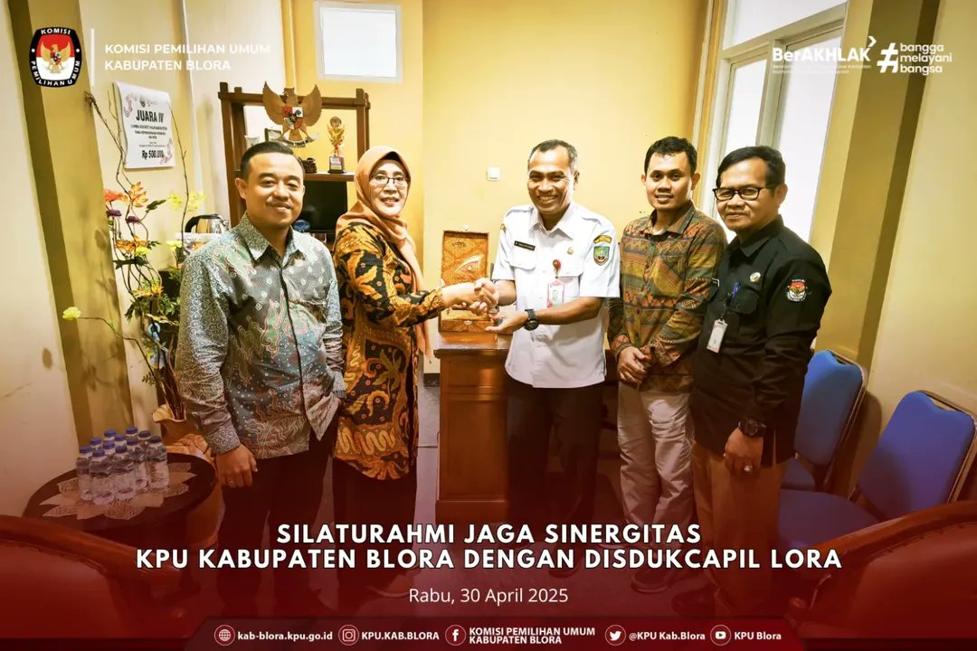 #TemanPemilih KPU Kabupaten Blora melaksanakan Silaturahmi dan Jaga Sinergitas dengan Disdukcapil Blora pada hari Rabu, 30 April 2025.

Pada kesempatan tersebut KPU Blora sekaligus menyerahkan plakat apresiasi atas partisipasi dalam mensukseskan Pemilihan Tahun 2024.