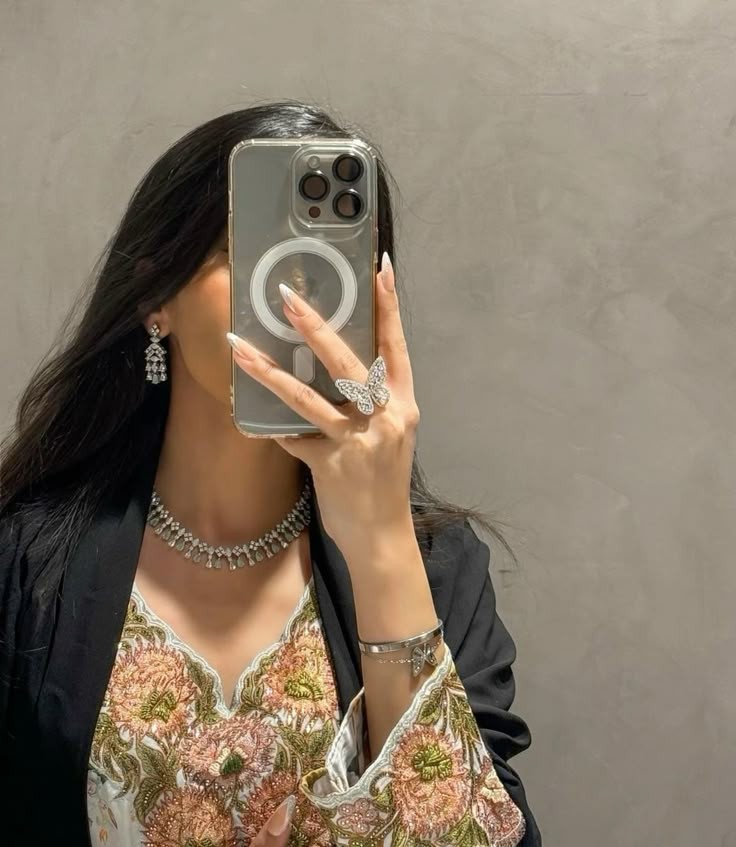 اعشقك ..

بغيرة سبعون امرأة ..

وحنان الف ام .. 

وجنون مراهقة